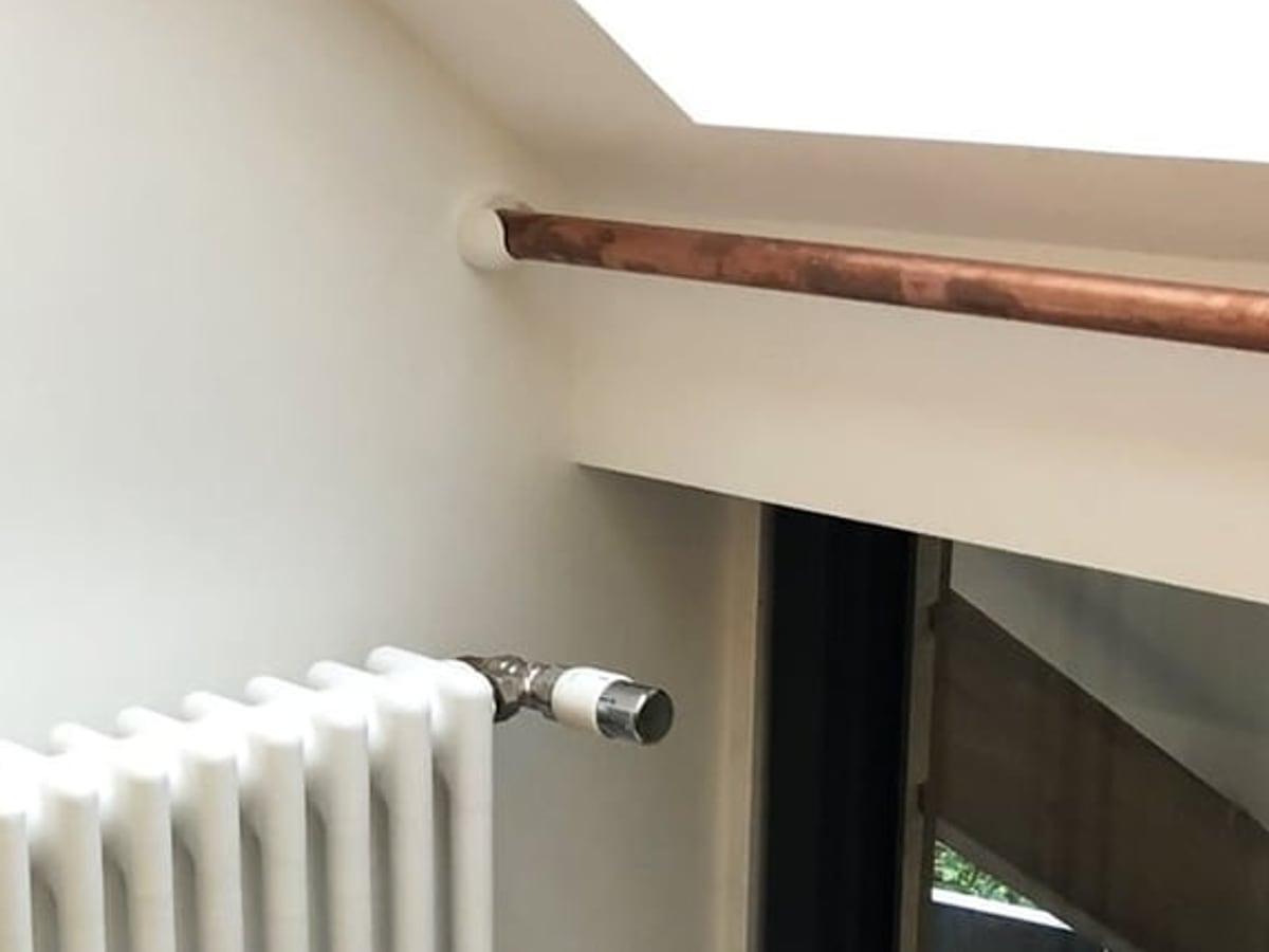 Robinet thermostatique et raccordement d'un radiateur à colonnes, tuyau cuivre apparent