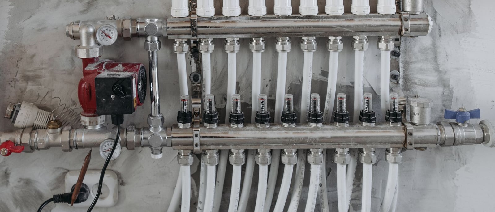 Collecteur de plancher chauffant en inox avec circulateur et vannes de réglage