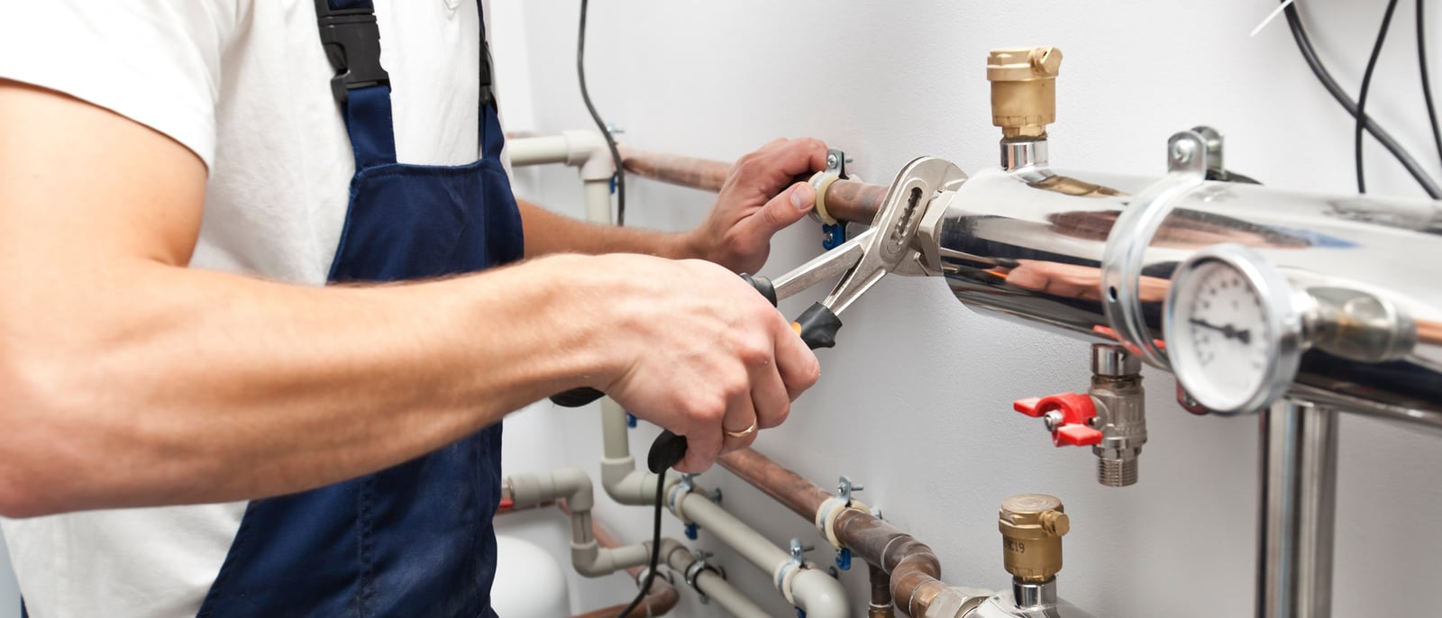 Raccordement d'un collecteur de chauffage en cuivre et inox sur une installation neuve