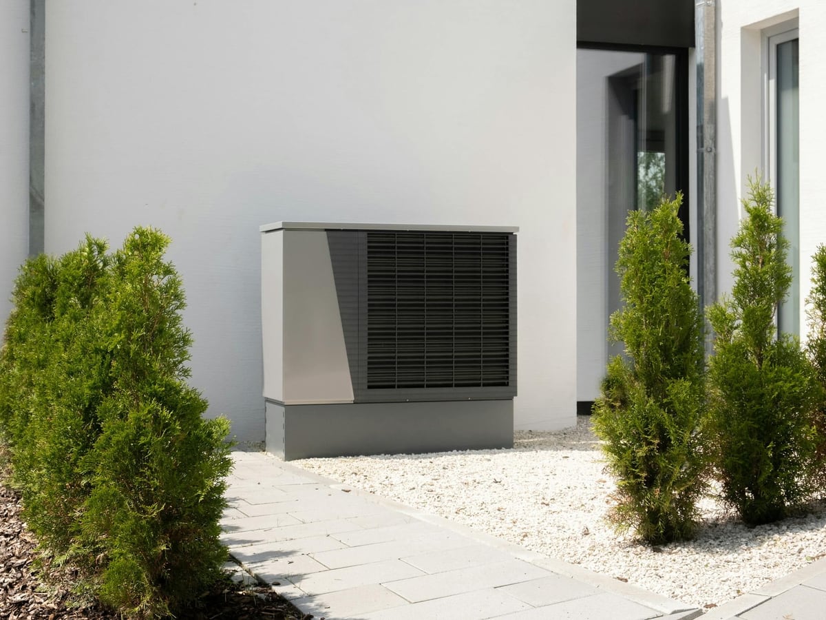 Pompe à chaleur air-eau installée le long d'une maison individuelle